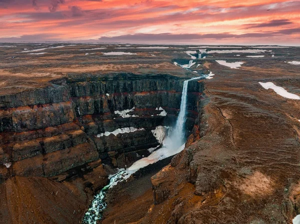 Vista Aérea Cascada Hengifoss Con Sedimentos Rayas Rojas Antigua Formación — Foto de Stock