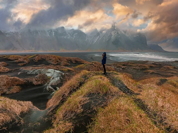 Молодая Девушка Изучает Бурную Исландию Возле Мыса Стокснис Горы Вестрахорн — стоковое фото
