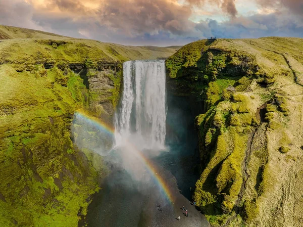 Διάσημος Καταρράκτης Skogafoss Ουράνιο Τόξο Δραματικό Τοπίο Της Ισλανδίας Κατά — Φωτογραφία Αρχείου