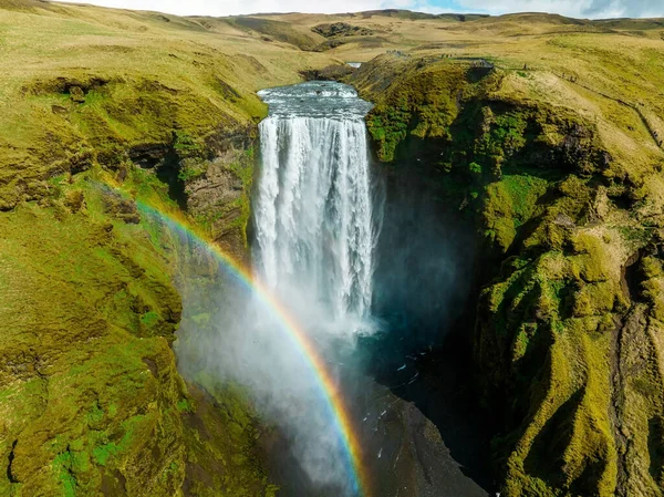 著名的Skogafoss瀑布与彩虹 日落时冰岛的戏剧化场景 富丽堂皇的Skogafoss瀑布俯瞰着美丽的天空 — 图库照片