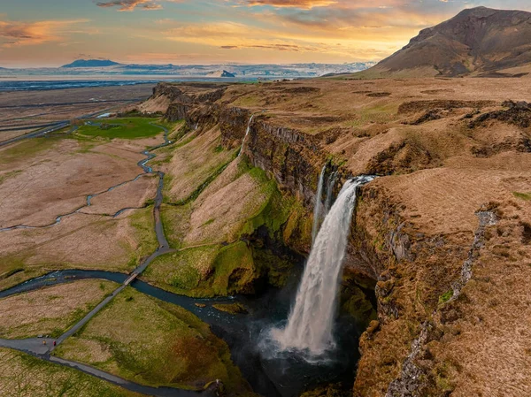 공중에서 Seljalandsfoss 아이슬란드 지역에 방문객들은 속으로 들어갈 수있습니다 아이슬란드에서 인기있는 — 스톡 사진