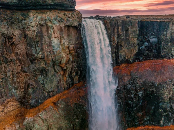 Vista Aérea Cascada Hengifoss Con Sedimentos Rayas Rojas Antigua Formación — Foto de Stock