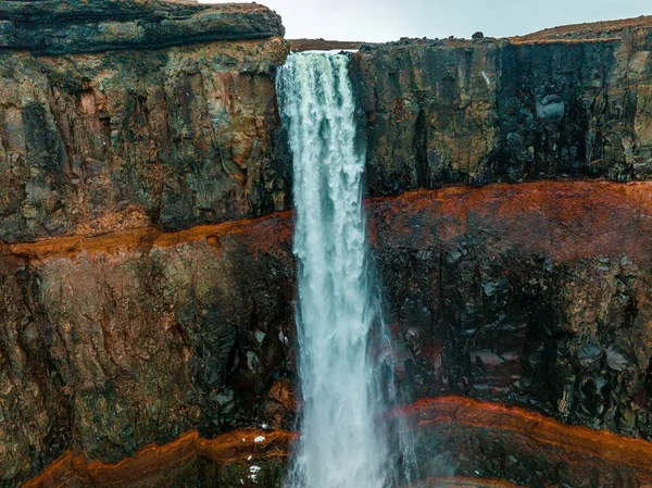 Flygfoto Hengifoss Vattenfall Med Röda Ränder Sediment Och Gamla Jord — Stockfoto