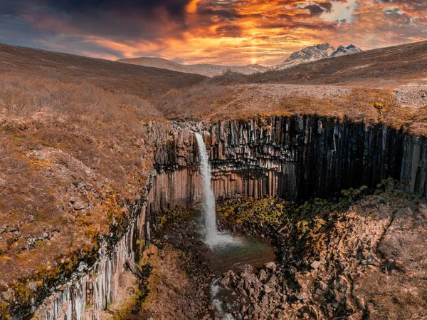 Повітряний Вид Водоспад Свартіфосс Оточений Базальтовими Колонами Півдні Ісландії Прекрасна — стокове фото
