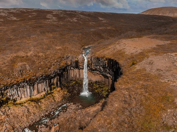 Uitzicht Vanuit Lucht Waterval Van Svartifoss Omringd Door Basaltzuilen Het — Stockfoto