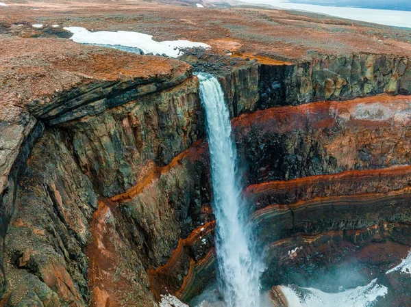 关于冰岛红条纹沉积物和旧土火山形成的亨吉佛斯瀑布的空中景观 暴风雨中美丽的冰岛自然 — 图库照片