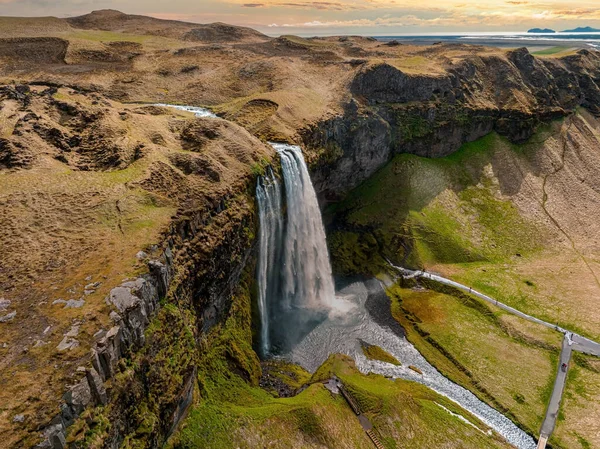 Légi Felvétel Seljalandsfoss Található Déli Régióban Izland Közvetlenül Mellett Látogatók — Stock Fotó