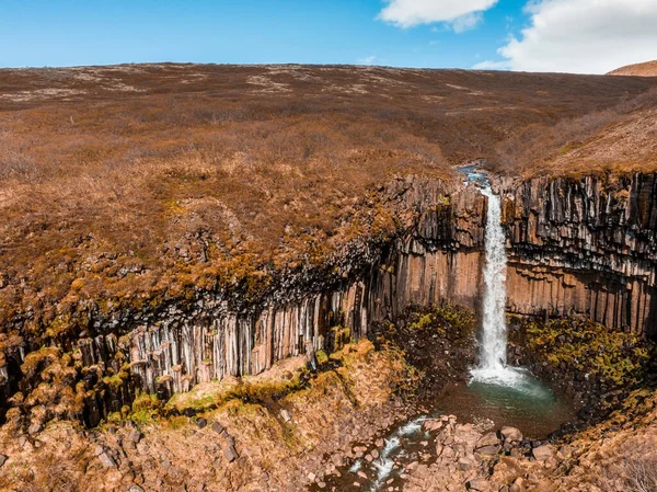 Uitzicht Vanuit Lucht Waterval Van Svartifoss Omringd Door Basaltzuilen Het — Stockfoto