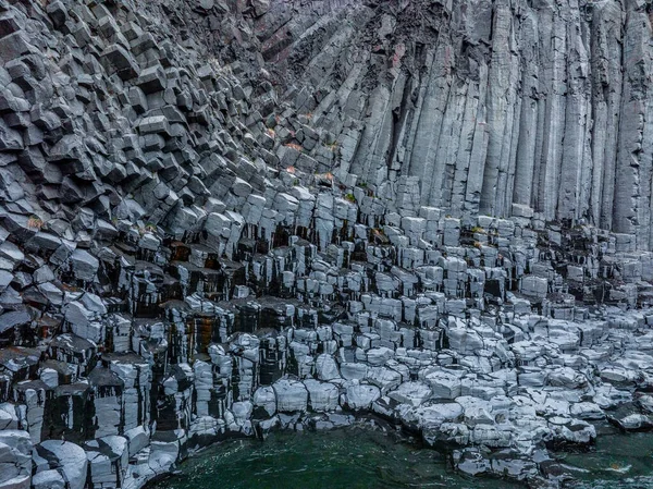 아이슬란드의 현무암 협곡에 종유석의 아이슬란드에서 수있는 이로운 — 스톡 사진