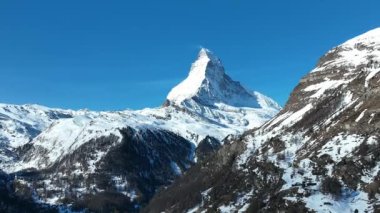 İsviçre 'de Zermatt Vadisi ve Matterhorn Tepesi' ndeki hava manzarası.