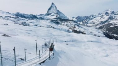 İsviçre güzeli, Gornergrat tren istasyonuna giden bir demiryolu nefes kesici Matterhorn, Zermatt, Valais, İsviçre, Avrupa. İsviçre 'ye giden bir tren..