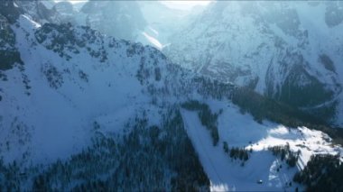 İtalya 'daki güzel Alp dağlarının hava manzarası. San Candido 'daki 3 Zinnen kayak merkezinin yanındaki Dolomite kış dağı. Sihirli Alpler.