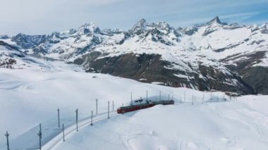 İsviçre güzeli, Gornergrat tren istasyonuna giden bir demiryolu nefes kesici Matterhorn, Zermatt, Valais, İsviçre, Avrupa. İsviçre 'ye giden bir tren..