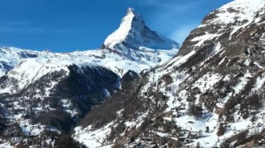 İsviçre 'de Zermatt Vadisi ve Matterhorn Tepesi' ndeki hava manzarası.