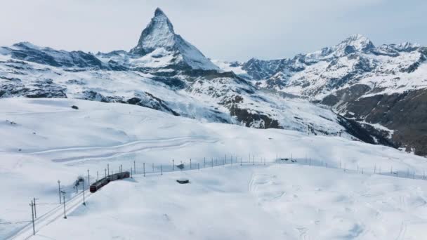 瑞士之美 一条通往高纳格拉特火车站的机架铁路 由令人叹为观止的Matterhorn Zermatt Valais Switzerland Europe组成 穿过瑞士的火车 — 图库视频影像