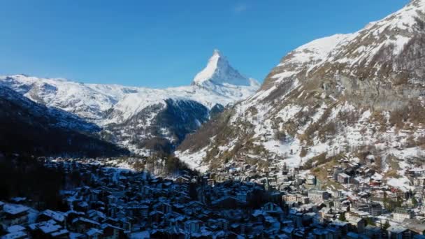 瑞士Zermatt Valley和Matterhorn Peak在晨光中的空中景观 — 图库视频影像