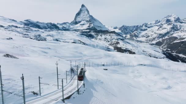 瑞士之美 一条通往高纳格拉特火车站的机架铁路 由令人叹为观止的Matterhorn Zermatt Valais Switzerland Europe组成 穿过瑞士的火车 — 图库视频影像