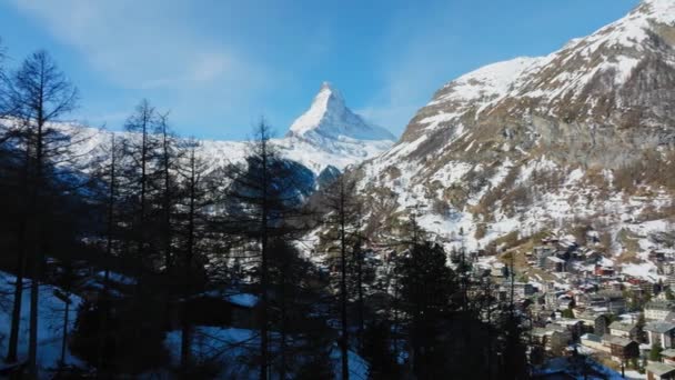 瑞士Zermatt Valley和Matterhorn Peak在晨光中的空中景观 — 图库视频影像