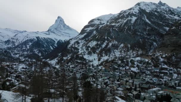 Szenische Ansicht Des Schneebedeckten Matterhorngipfels Schöne Schneebedeckte Weiße Landschaft Gegen — Stockvideo