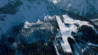 İtalya 'daki güzel Alp dağlarının hava manzarası. San Candido 'daki 3 Zinnen kayak merkezinin yanındaki Dolomite kış dağı. Sihirli Alpler.