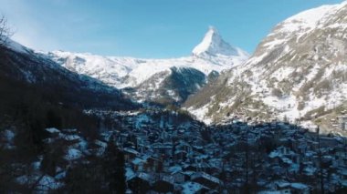 İsviçre 'de Zermatt Vadisi ve Matterhorn Tepesi' ndeki hava manzarası.