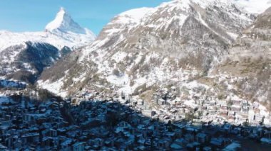 İsviçre 'de Zermatt Vadisi ve Matterhorn Tepesi' ndeki hava manzarası.