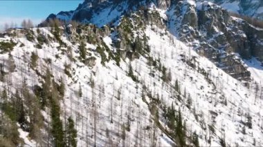 İtalya 'daki güzel Alp dağlarının hava manzarası. San Candido 'daki 3 Zinnen kayak merkezinin yanındaki Dolomite kış dağı. Sihirli Alpler.