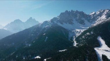 İtalya 'daki güzel Alp dağlarının hava manzarası. San Candido 'daki 3 Zinnen kayak merkezinin yanındaki Dolomite kış dağı. Sihirli Alpler.