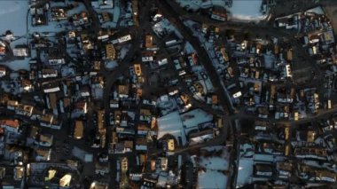 İtalya 'daki San Candido Alp kasabasının hava manzarası. Küçük kayak merkezi kış kasabası.