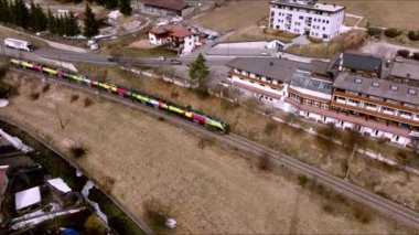 İtalya 'daki San Candido Alp kasabasının hava manzarası. Küçük kayak merkezi kış kasabası.