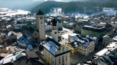 Ünlü Hallstatt Göl Kenti 'nin panoramik manzarası. Kış gündoğumunda, güzel, güneşli bir Noel gününde, Avusturya, Salzkammergut.