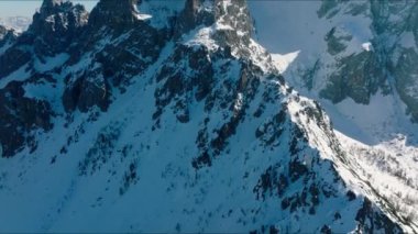 İtalya 'daki güzel Alp dağlarının hava manzarası. San Candido 'daki 3 Zinnen kayak merkezinin yanındaki Dolomite kış dağı. Sihirli Alpler.