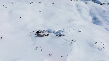 Iglu Dorf 'un havadan görünüşü - Gornergrat yamaçlarındaki bir igloda bir restoran ve bar. Zermatt, İsviçre