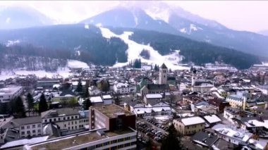 İtalya 'daki San Candido Alp kasabasının hava manzarası. Küçük kayak merkezi kış kasabası.