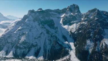 İtalya 'daki güzel Alp dağlarının hava manzarası. San Candido 'daki 3 Zinnen kayak merkezinin yanındaki Dolomite kış dağı. Sihirli Alpler.