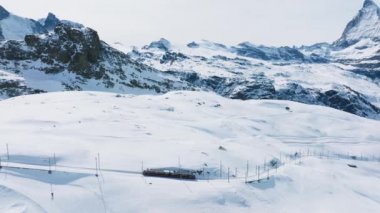 İsviçre güzeli, Gornergrat tren istasyonuna giden bir demiryolu nefes kesici Matterhorn, Zermatt, Valais, İsviçre, Avrupa. İsviçre 'ye giden bir tren..
