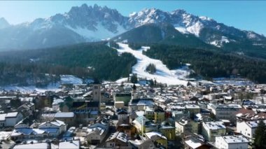 İtalya 'daki San Candido Alp kasabasının hava manzarası. Küçük kayak merkezi kış kasabası.