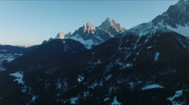 İtalya 'daki San Candido Alp kasabasının hava manzarası. Küçük kayak merkezi kış kasabası.