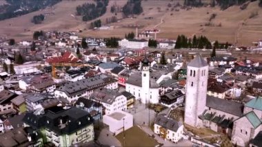 Ünlü Hallstatt Göl Kenti 'nin panoramik manzarası. Kış gündoğumunda, güzel, güneşli bir Noel gününde, Avusturya, Salzkammergut.