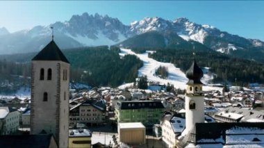 Ünlü Hallstatt Göl Kenti 'nin panoramik manzarası. Kış gündoğumunda, güzel, güneşli bir Noel gününde, Avusturya, Salzkammergut.