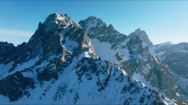 İtalya 'daki güzel Alp dağlarının hava manzarası. San Candido 'daki 3 Zinnen kayak merkezinin yanındaki Dolomite kış dağı. Sihirli Alpler.