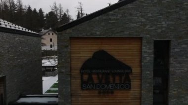 Alplerdeki lüks otelin havadan görünüşü. Alp dağlarının ortasında güzel bir otel. Lüks yaşam konsepti. 