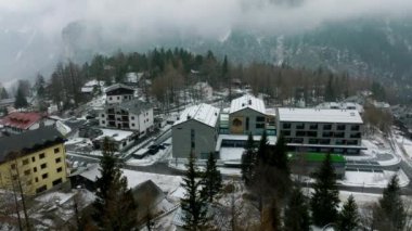 Alplerdeki lüks otelin havadan görünüşü. Alp dağlarının ortasında güzel bir otel. Lüks yaşam konsepti. 