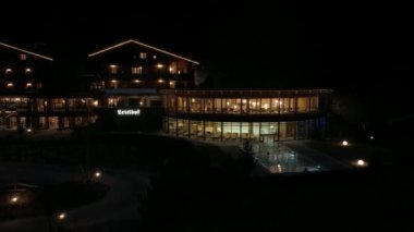 Alplerdeki lüks otelin havadan görünüşü. Alp dağlarının ortasında güzel bir otel. Lüks yaşam konsepti. 