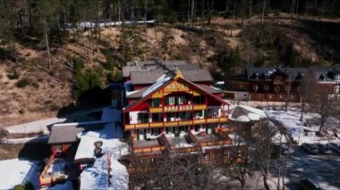 Alplerdeki lüks otelin havadan görünüşü. Alp dağlarının ortasında güzel bir otel. Lüks yaşam konsepti. 