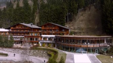 Alplerdeki lüks otelin havadan görünüşü. Alp dağlarının ortasında güzel bir otel. Lüks yaşam konsepti. 