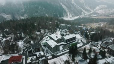 Alplerdeki lüks otelin havadan görünüşü. Alp dağlarının ortasında güzel bir otel. Lüks yaşam konsepti. 