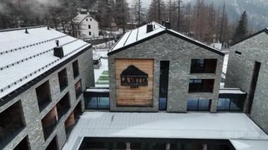 Alplerdeki lüks otelin havadan görünüşü. Alp dağlarının ortasında güzel bir otel. Lüks yaşam konsepti. 