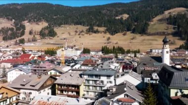 İtalya 'daki San Candido Alp kasabasının hava manzarası. Küçük kayak merkezi kış kasabası.