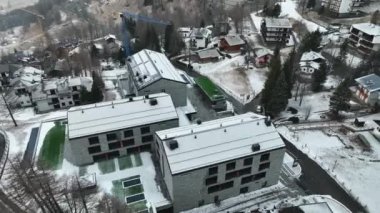 Alplerdeki lüks otelin havadan görünüşü. Alp dağlarının ortasında güzel bir otel. Lüks yaşam konsepti. 